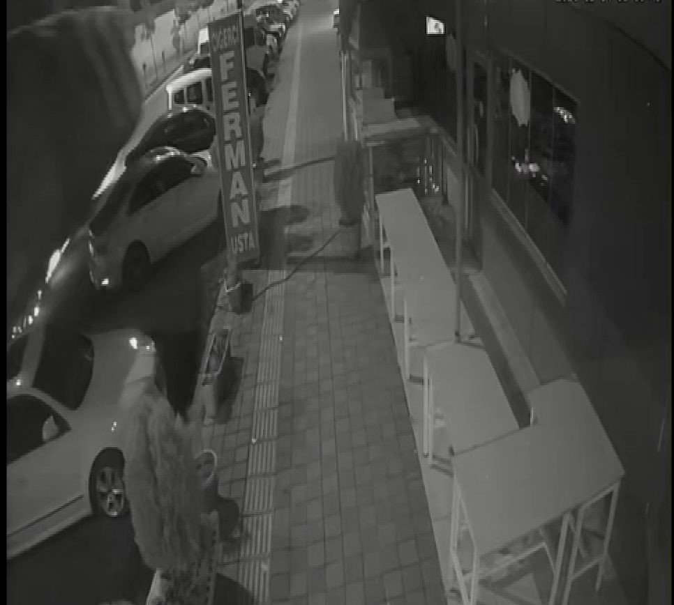 Diyarbakır&rsquo;da devrilen tırın 7 araca &ccedil;arpma anı kameraya yansıdı
