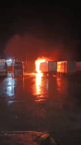 Hopa&rsquo;da tır parkında yangın; 2 tır kullanılamaz hale geldi
