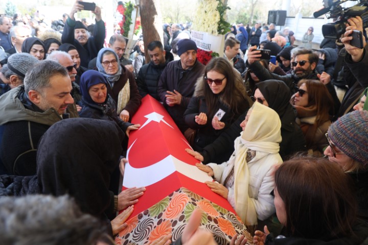 &Ouml;ğrencisi tarafından &ouml;ld&uuml;r&uuml;len Fatma Nur &ouml;ğretmen son yolculuğuna uğurlandı