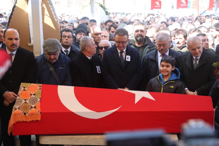 &Ouml;ğrencisi tarafından &ouml;ld&uuml;r&uuml;len Fatma Nur &ouml;ğretmen son yolculuğuna uğurlandı