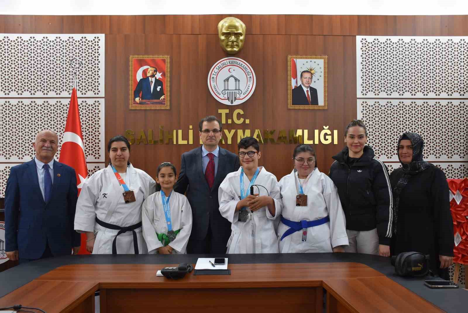 Salihli&rsquo;nin karate yıldızları T&uuml;rkiye dereceleriyle gururlandırdı
