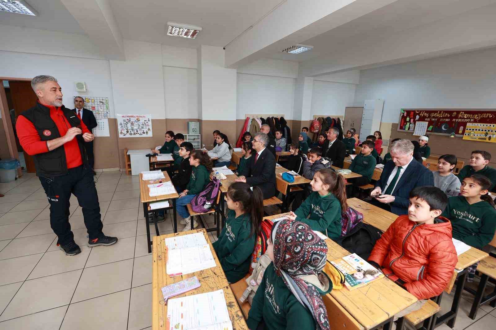 Bing&ouml;l&rsquo;de &ouml;ğrencilere deprem tatbikatı
