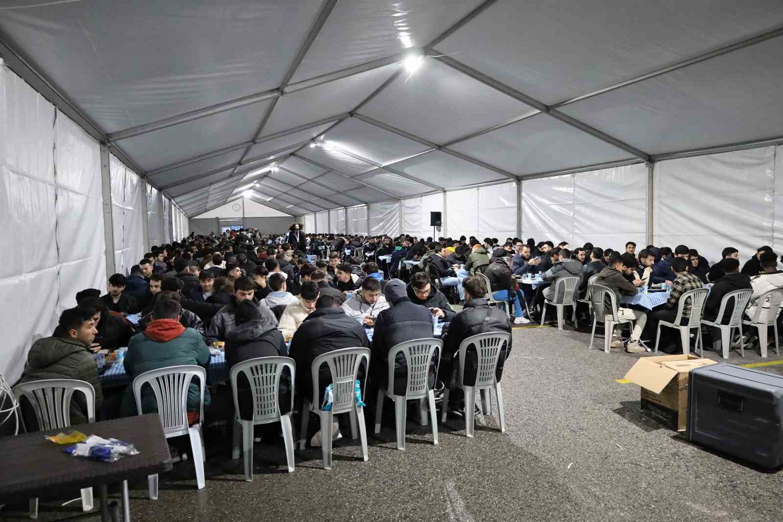 &Ouml;ğrenciler ve ihtiya&ccedil; sahipleri i&ccedil;in dev kazanlar kaynıyor
