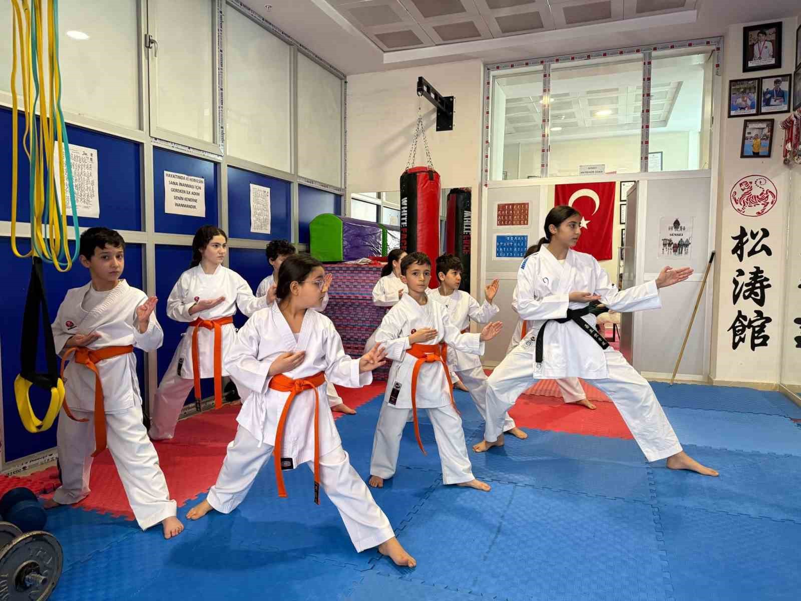 Muş&rsquo;ta karate antrenmanları hız kesmeden s&uuml;r&uuml;yor
