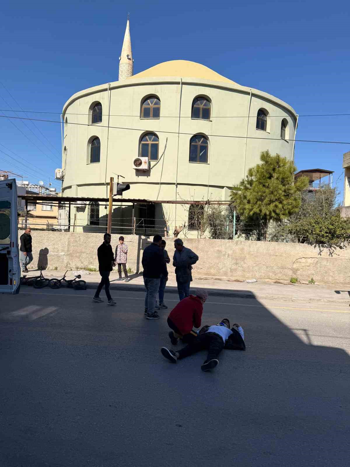 Tarsus&rsquo;ta otomobil ile motosiklet &ccedil;arpıştı: 2 yaralı
