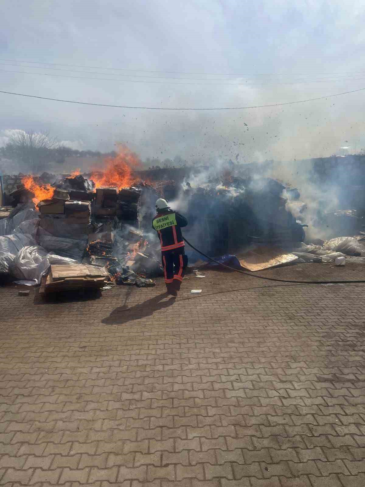 Besni’de tütün fabrikasında korkutan yangın