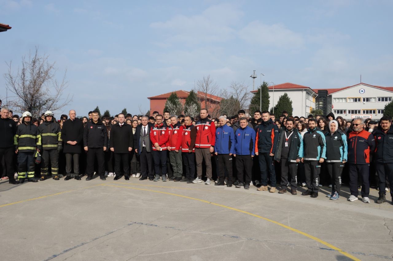 Zonguldak Anadolu Lisesi&rsquo;nde deprem tatbikatı d&uuml;zenlendi
