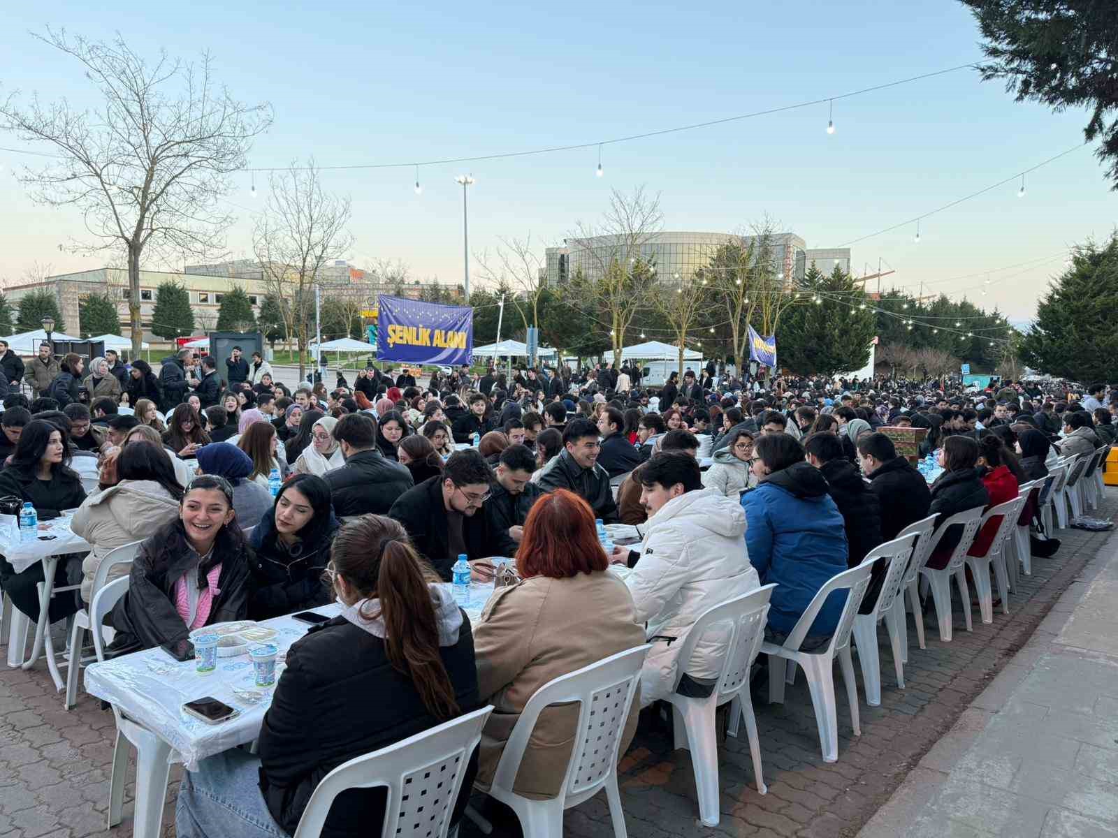 Bakan Kacır, Kocaeli&rsquo;de &uuml;niversite &ouml;ğrencileriyle iftarda buluştu
