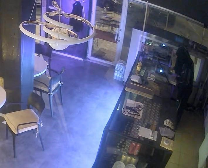 Hırsızlığın b&ouml;ylesi... Hırsızlık i&ccedil;in girdiği kafede ısındı, yemek yedi
