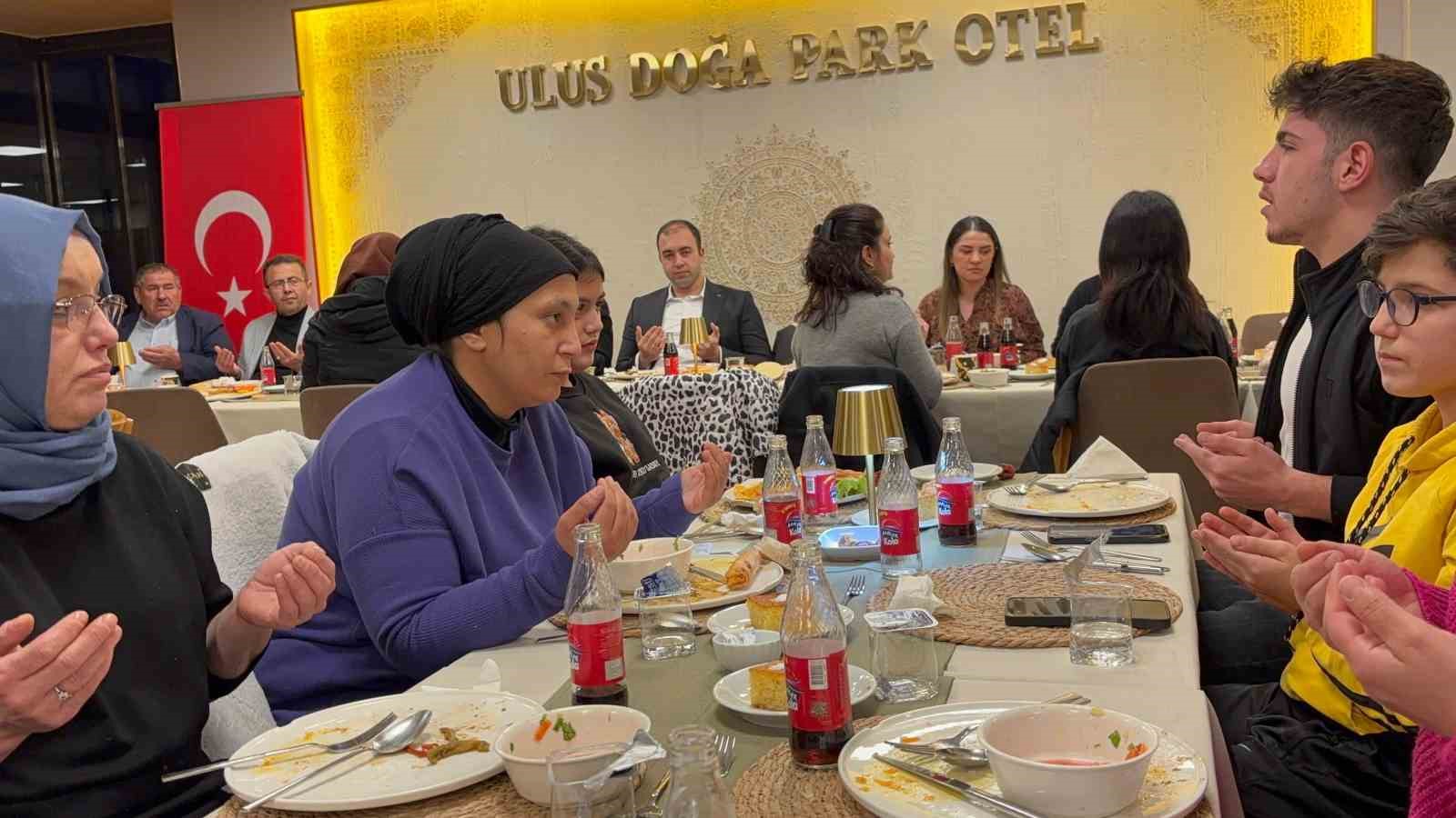 &Ccedil;ocuklar ile protokol iftar sofrasında buluştu
