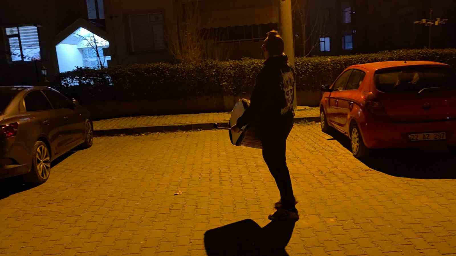 Dedesinden kalan davulla mahalleliyi sahura uyandırıyor
