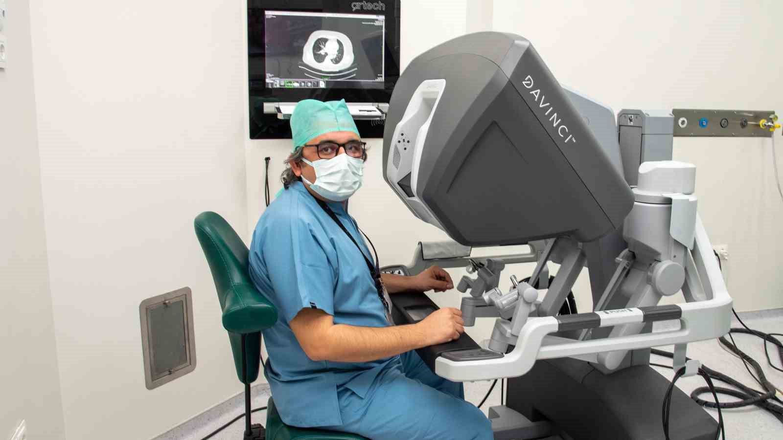 Sel&ccedil;uk &Uuml;niversitesinde G&ouml;ğ&uuml;s Cerrahisinde bir ilk: Robotik Cerrahi uygulandı
