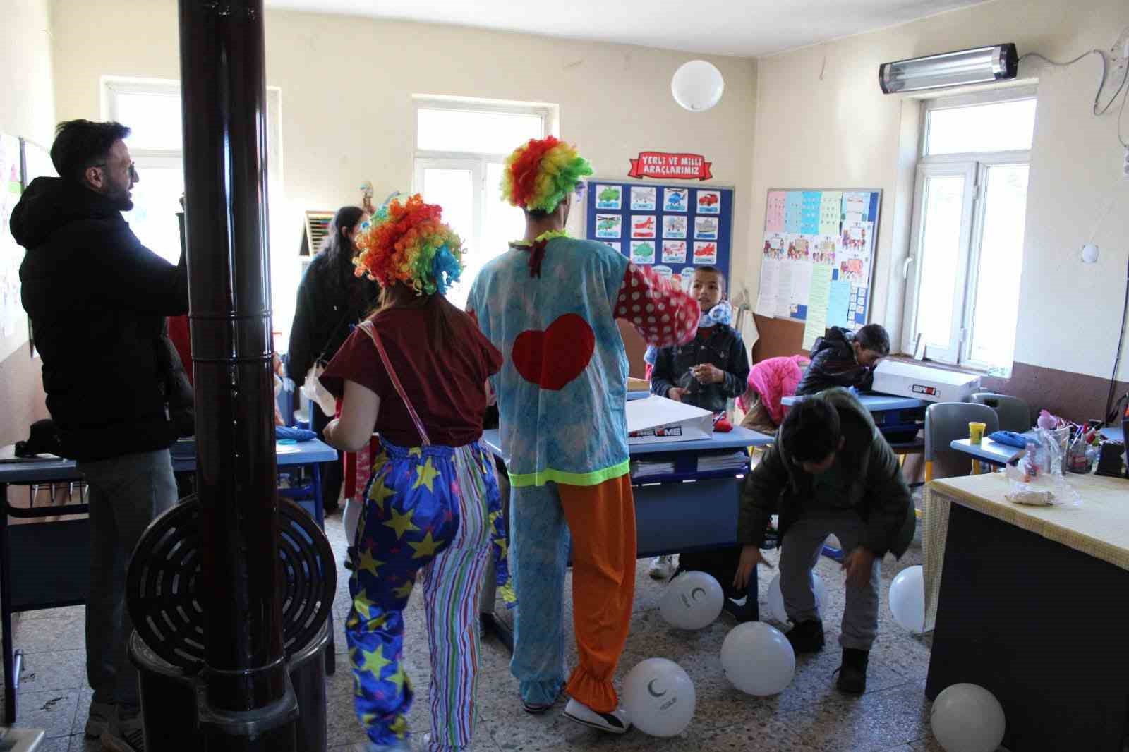 &Uuml;niversite &ouml;ğrencileri k&ouml;y okulunu yeniledi
