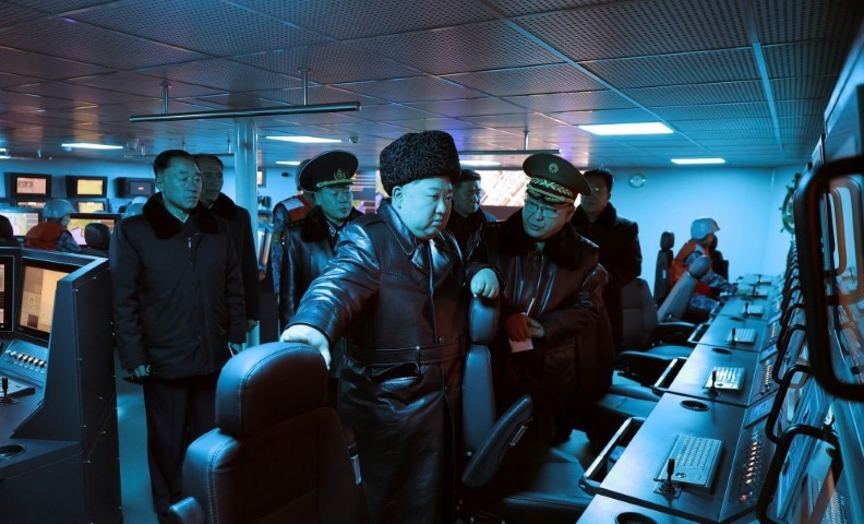 Kuzey Kore dev savaş gemisinden f&uuml;ze denemesi yaptı