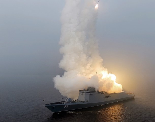 Kuzey Kore dev savaş gemisinden f&uuml;ze denemesi yaptı