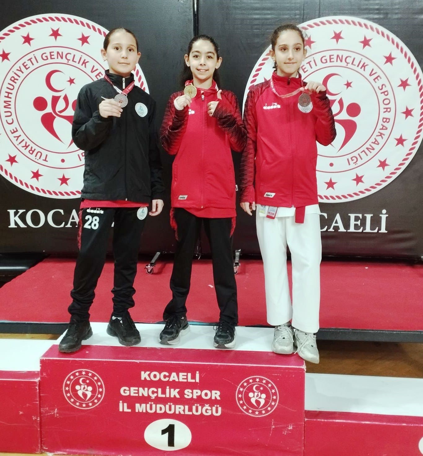 K&ouml;rfezli karateciler il se&ccedil;melerinde 20 madalya kazandı
