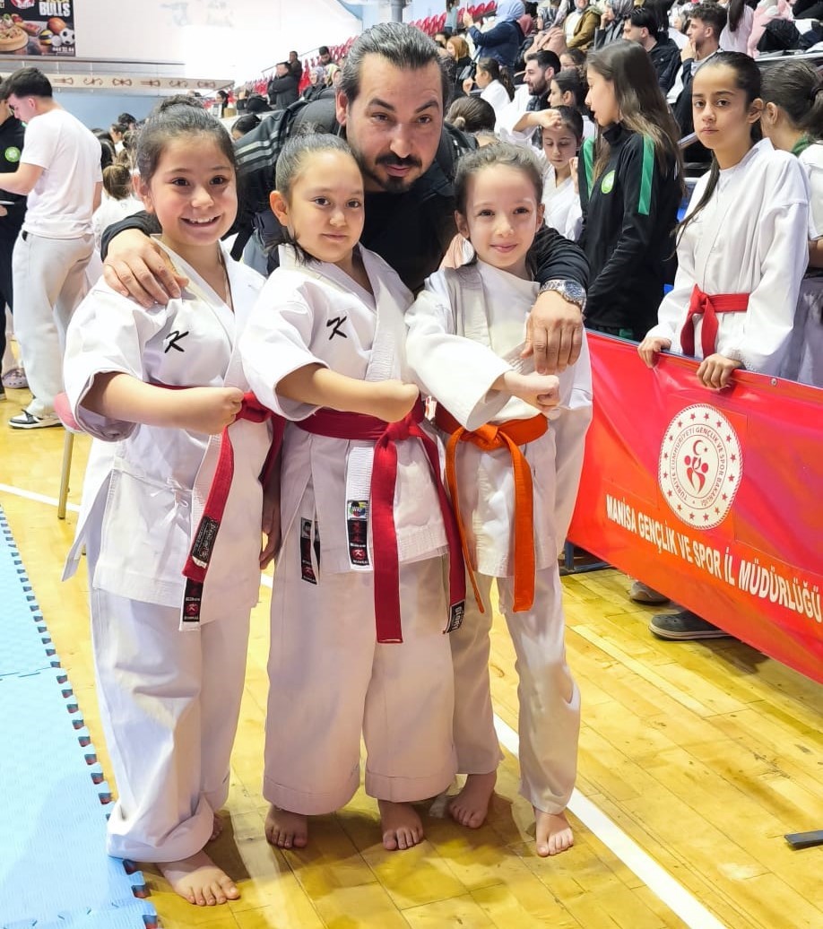 Alaşehirli karatecilerden 67 madalyalık b&uuml;y&uuml;k başarı
