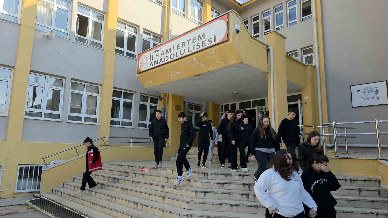 Okulda ger&ccedil;eği aramayan deprem tatbikatı
