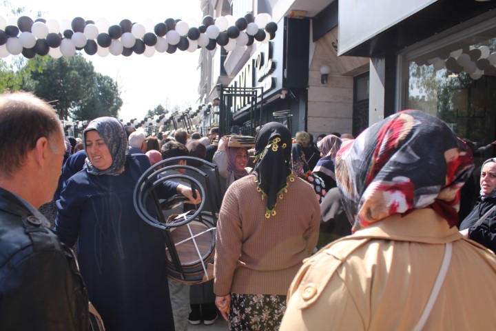Aydın&rsquo;da &rsquo;indirimli eşya&rsquo; izdihamı: Ezilen ve bayılan vatandaşlar hastaneye kaldırıldı