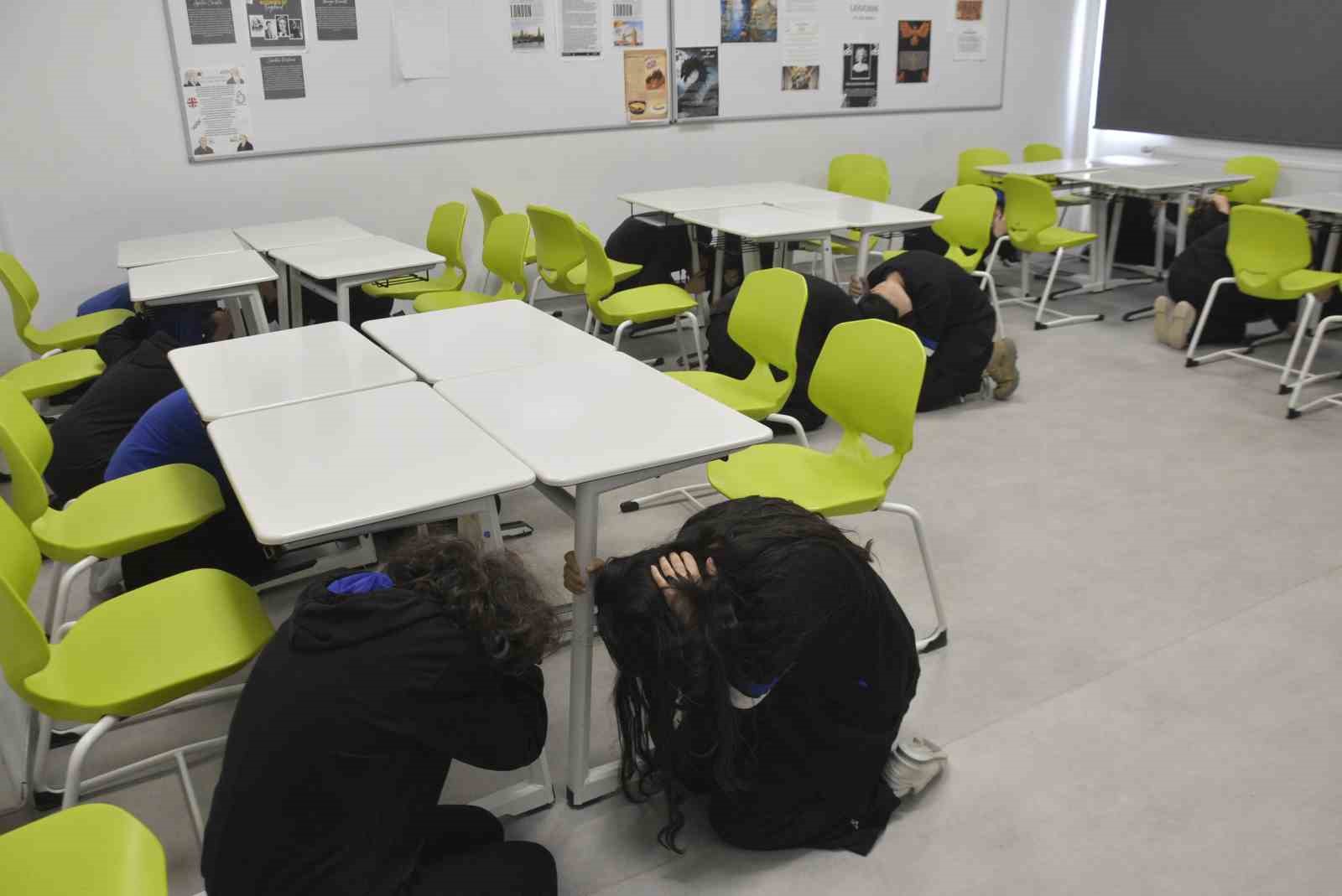 Bitlis&rsquo;teki okullarda deprem tatbikatı yapıldı
