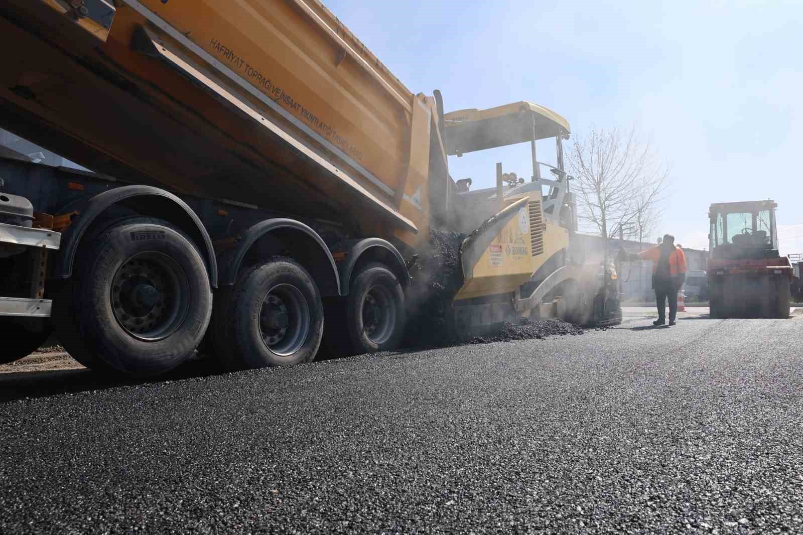 Erenler&rsquo;de yollar yenilenmeye devam ediyor
