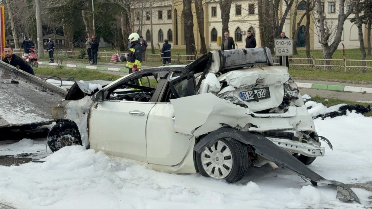 Samsun&rsquo;da 5 ara&ccedil;lı zincirleme kaza: 3 otomobil alev alev yandı, 4 yaralı