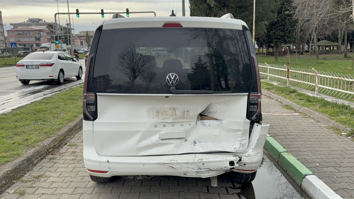 Samsun&rsquo;da 5 ara&ccedil;lı zincirleme kaza: 3 otomobil alev alev yandı, 4 yaralı