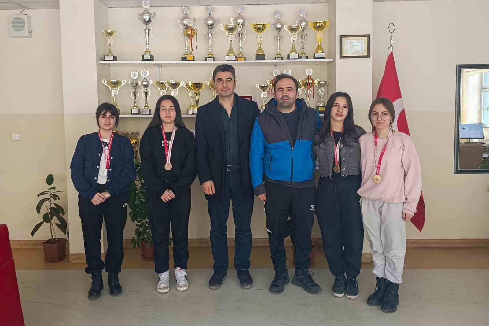 &Ccedil;ataklı &ouml;ğrencilerden g&uuml;reş m&uuml;sabakalarında &ccedil;ifte başarı
