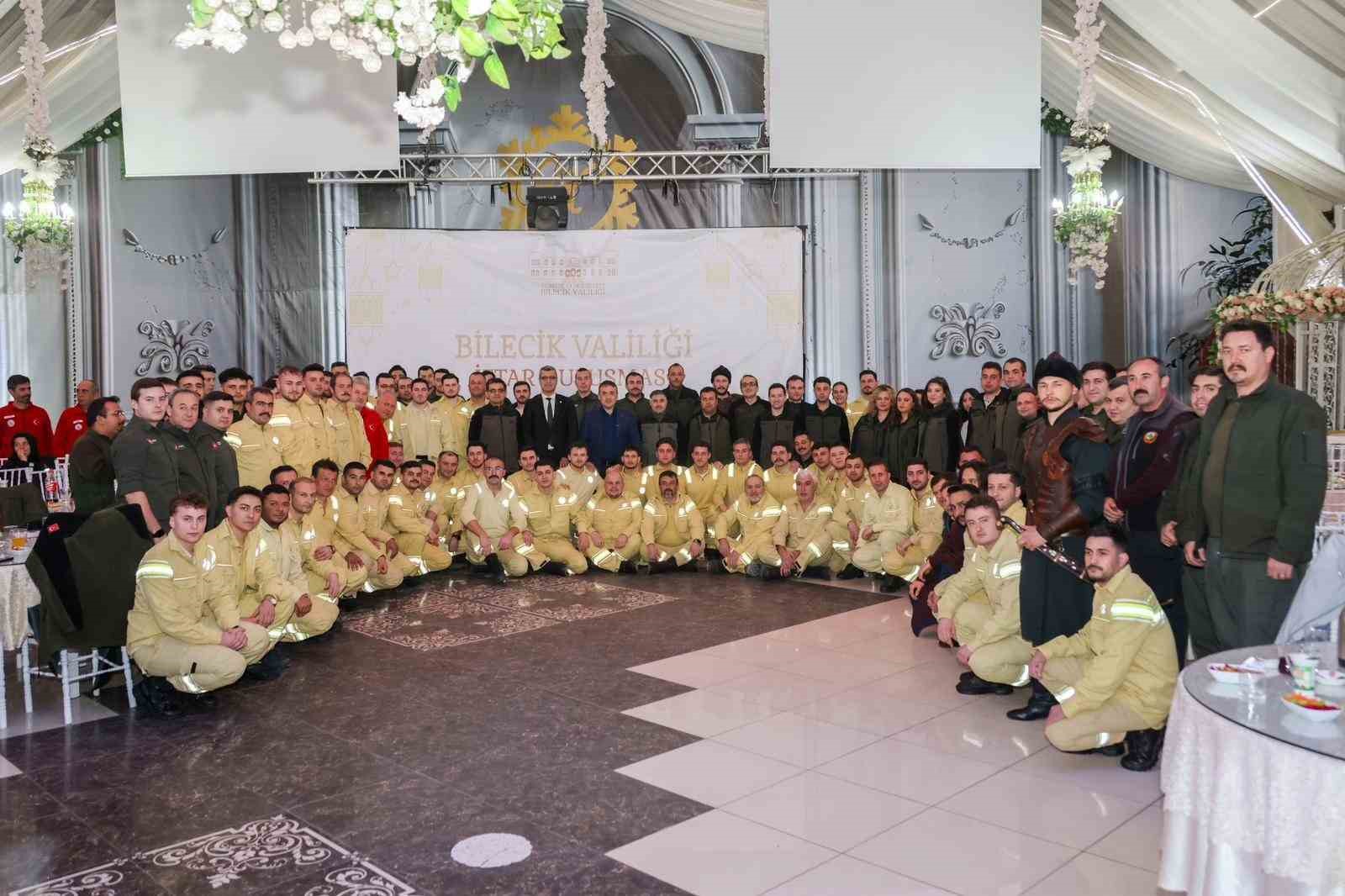 Vali S&ouml;zer, orman, itfaiye ve AFAD personeliyle iftarda buluştu
