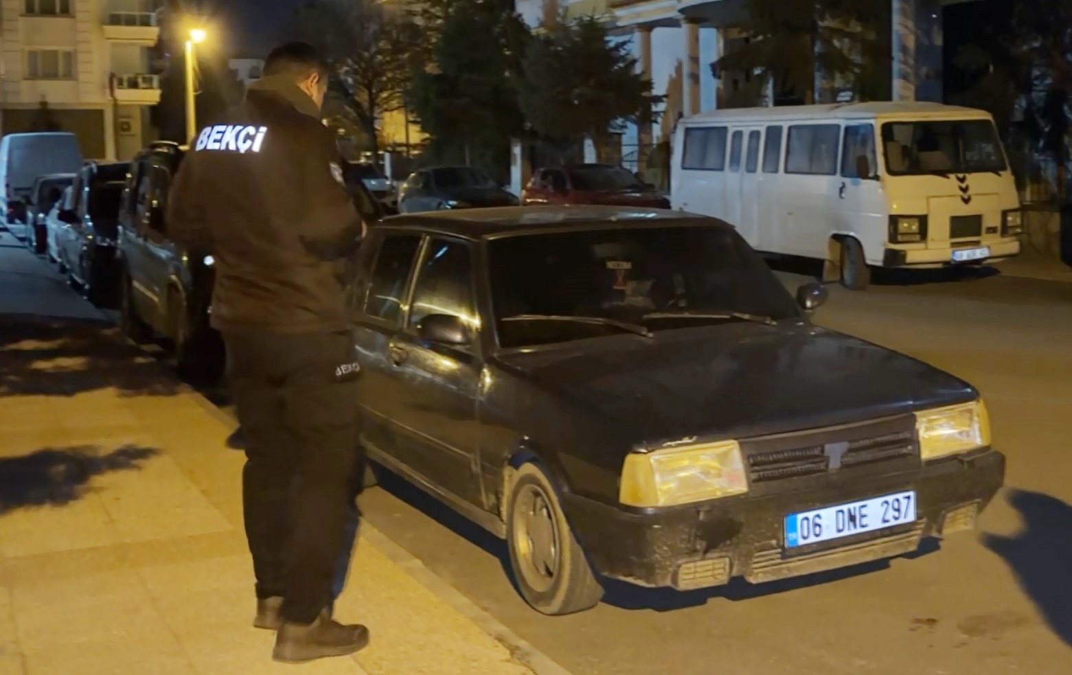 Gece yarısı kornası takılı kalan ara&ccedil; mahalleyi ayağa kaldırdı
