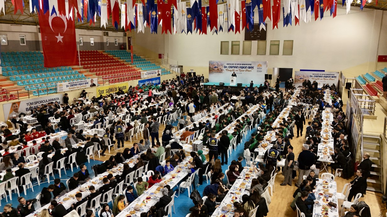 Gen&ccedil;lik ve Spor Bakanı Bak&rsquo;tan Sultanbeylili gen&ccedil;lere m&uuml;jde