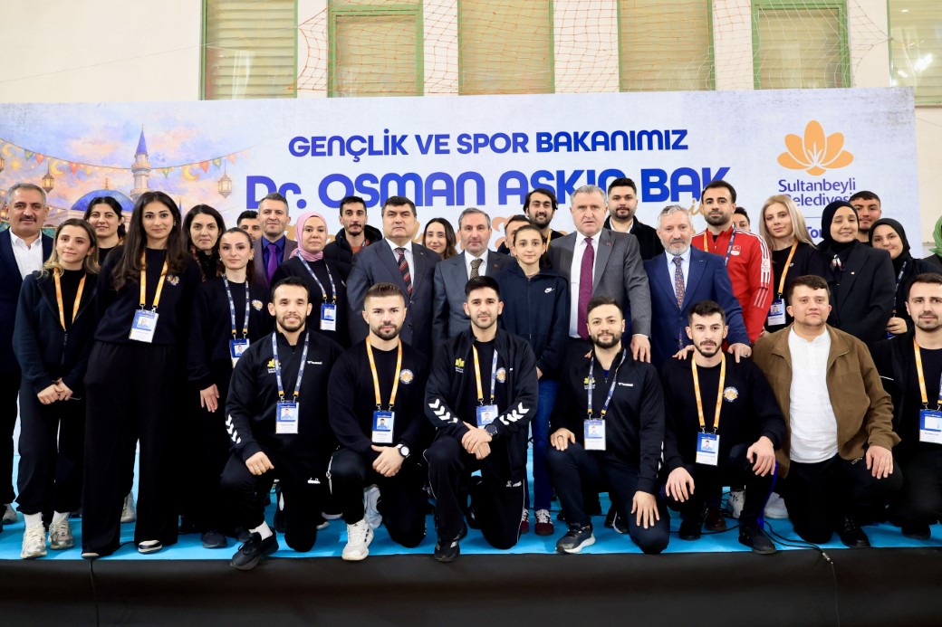 Gen&ccedil;lik ve Spor Bakanı Bak&rsquo;tan Sultanbeylili gen&ccedil;lere m&uuml;jde