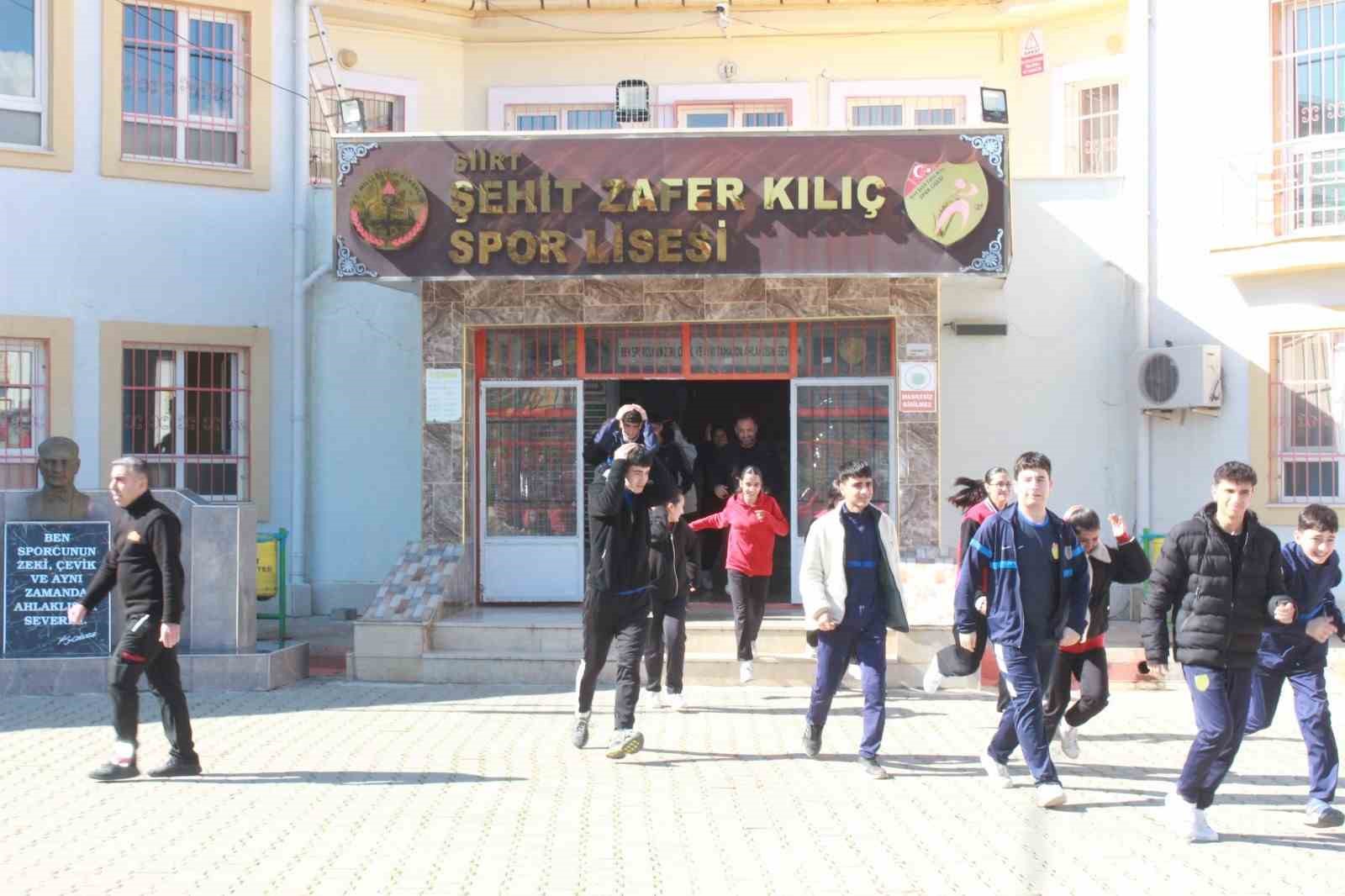 Siirt&rsquo;te &ouml;ğrencilerle deprem tatbikatı
