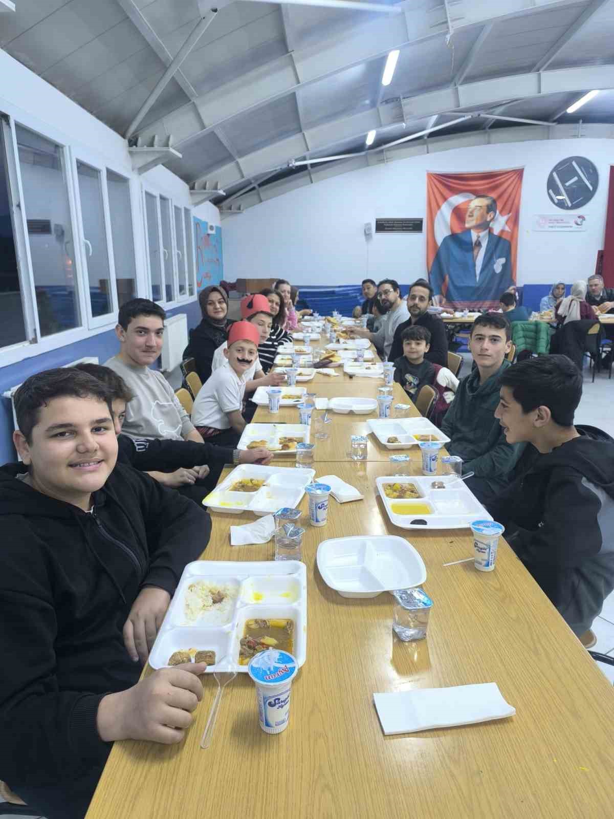 İftar sonrası &ouml;ğrencilerden semazen g&ouml;sterisi ve Ramazan manileri
