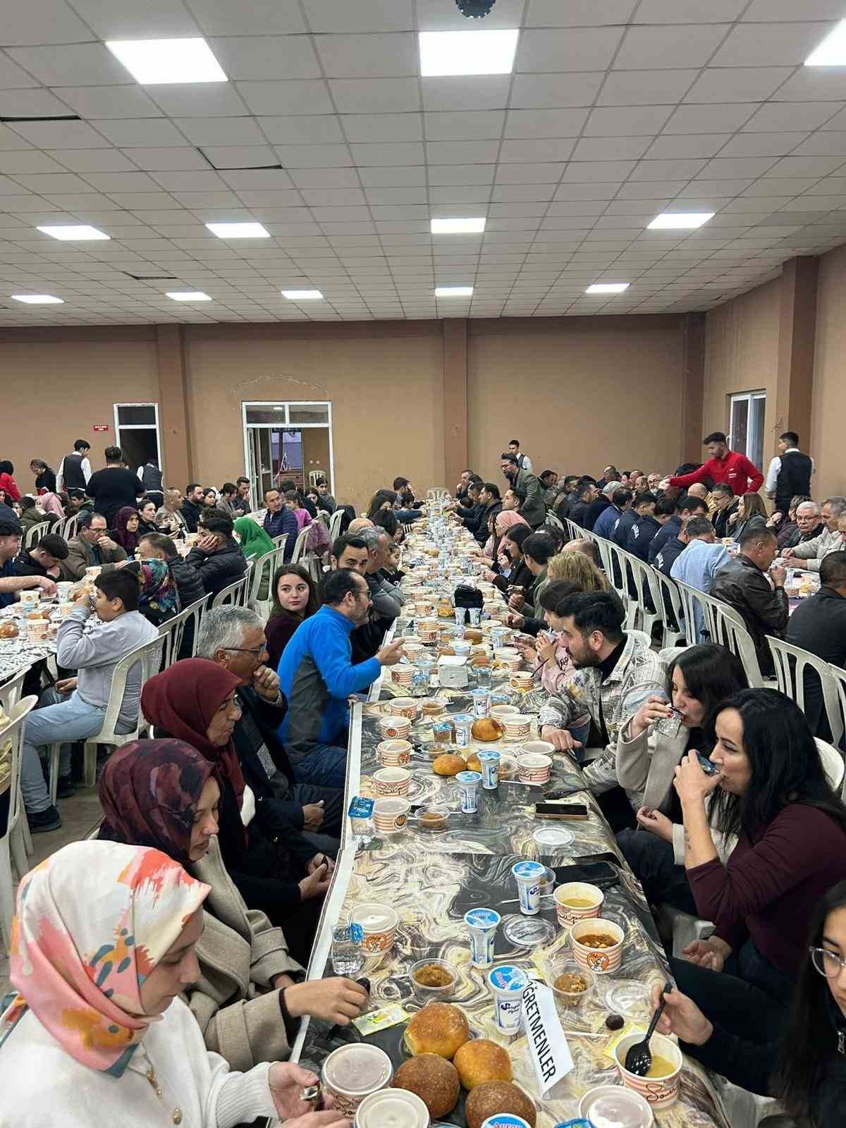 Alaşehir Killik&rsquo;te birlik ve dayanışma sofrası kuruldu
