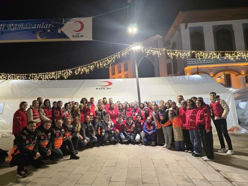 K&uuml;tahya AFAD g&ouml;n&uuml;ll&uuml;lerinden iftar &ccedil;adırında yemek dağıtımı
