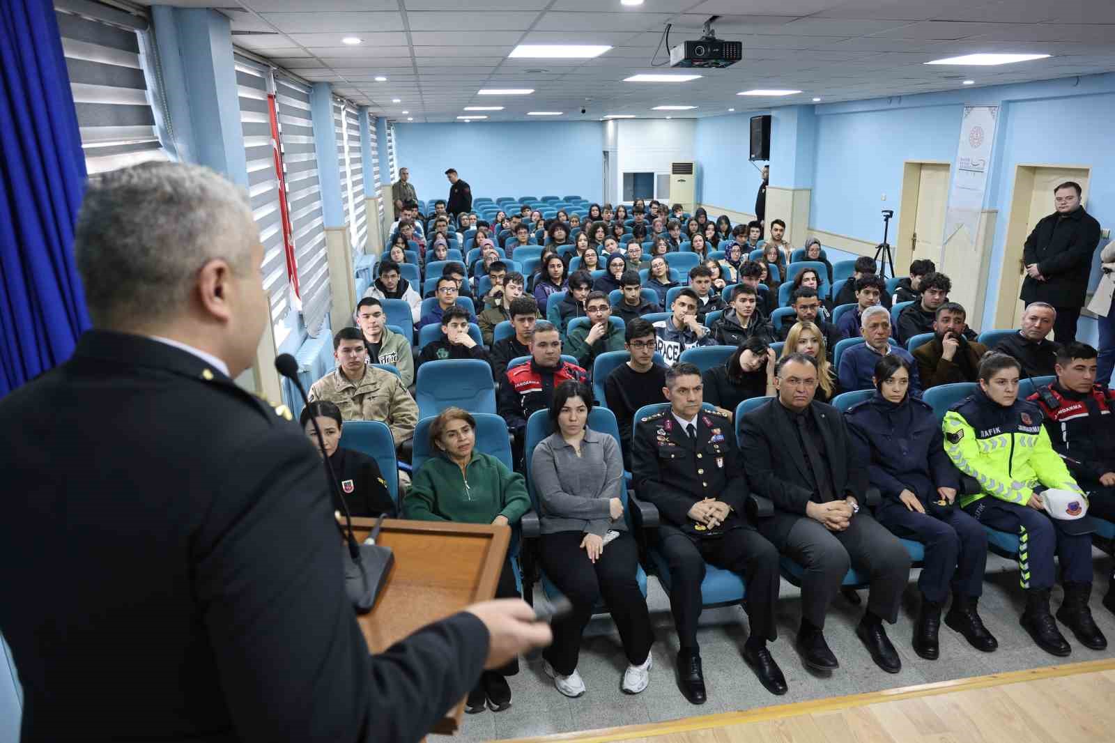 Jandarma Sahil G&uuml;venlik Akademisi Aksaray&rsquo;da &ouml;ğrencilere tanıtıldı

