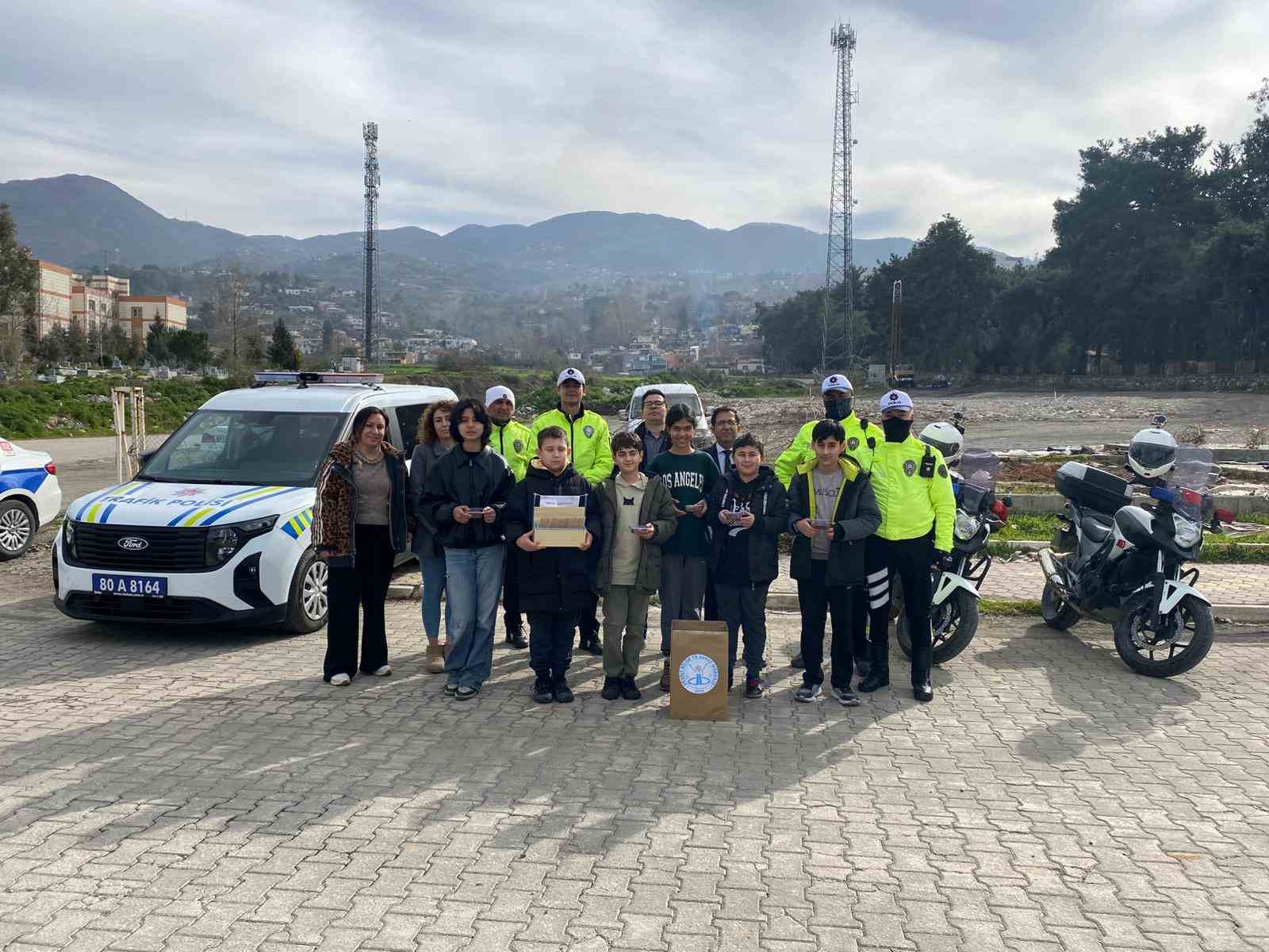 &Ouml;ğrencilerden s&uuml;r&uuml;c&uuml;lere hem sınav hem ikram
