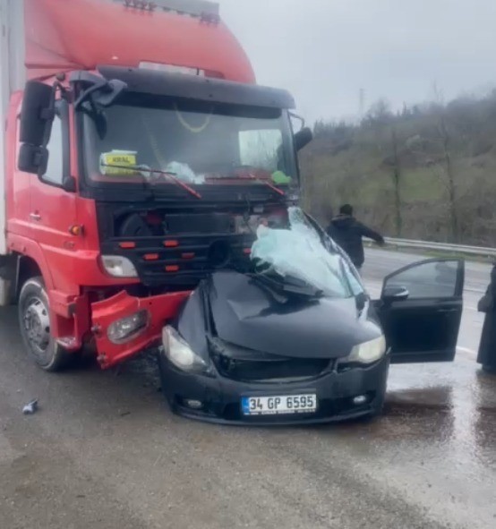 Zonguldak&rsquo;ta aracıyla kamyona &ccedil;arpan polis s&uuml;r&uuml;c&uuml; ağır yaralandı
