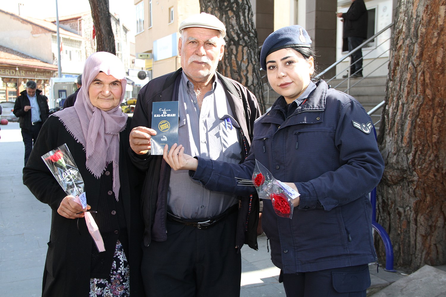 Kadınlara karanfil dağıtıldı, KADES uygulaması tanıtıldı
