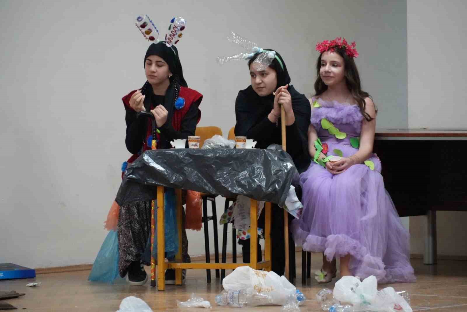 Gen&ccedil;ler &rsquo;Plastik R&uuml;yalar&rsquo;la sahneye &ccedil;ıktı izleyenlerden tam not aldı
