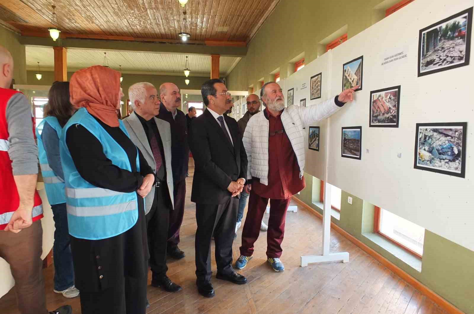 Burhaniye&rsquo;de deprem fotoğrafları sergisi a&ccedil;ıldı

