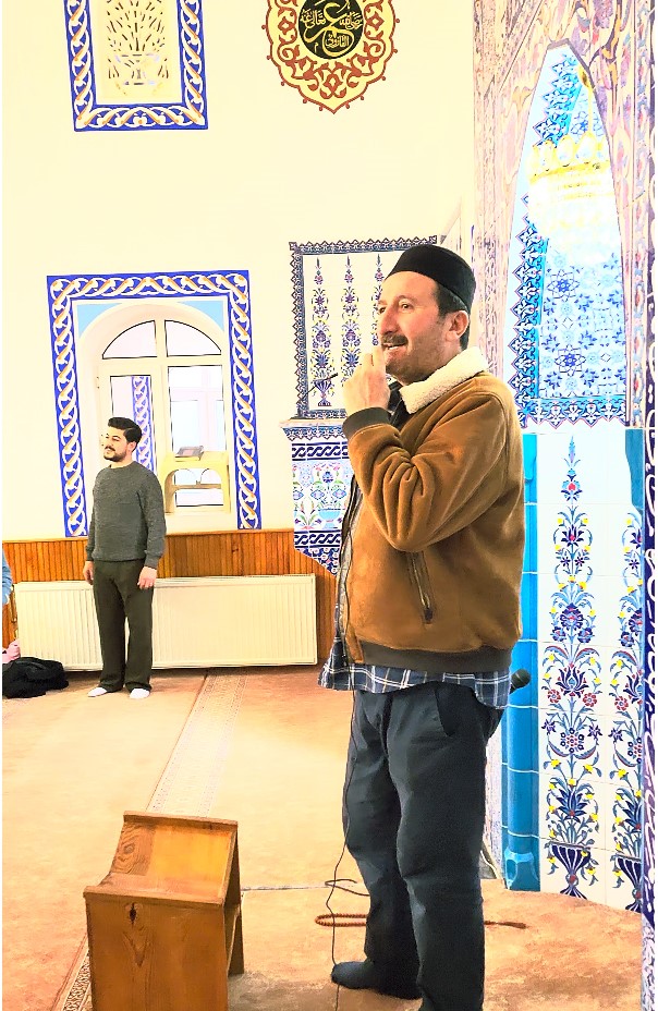 M&uuml;ezzin "K&acirc;be&rsquo;de Hacılar" ilahisini okudu, &ouml;ğrenciler eşlik etti
