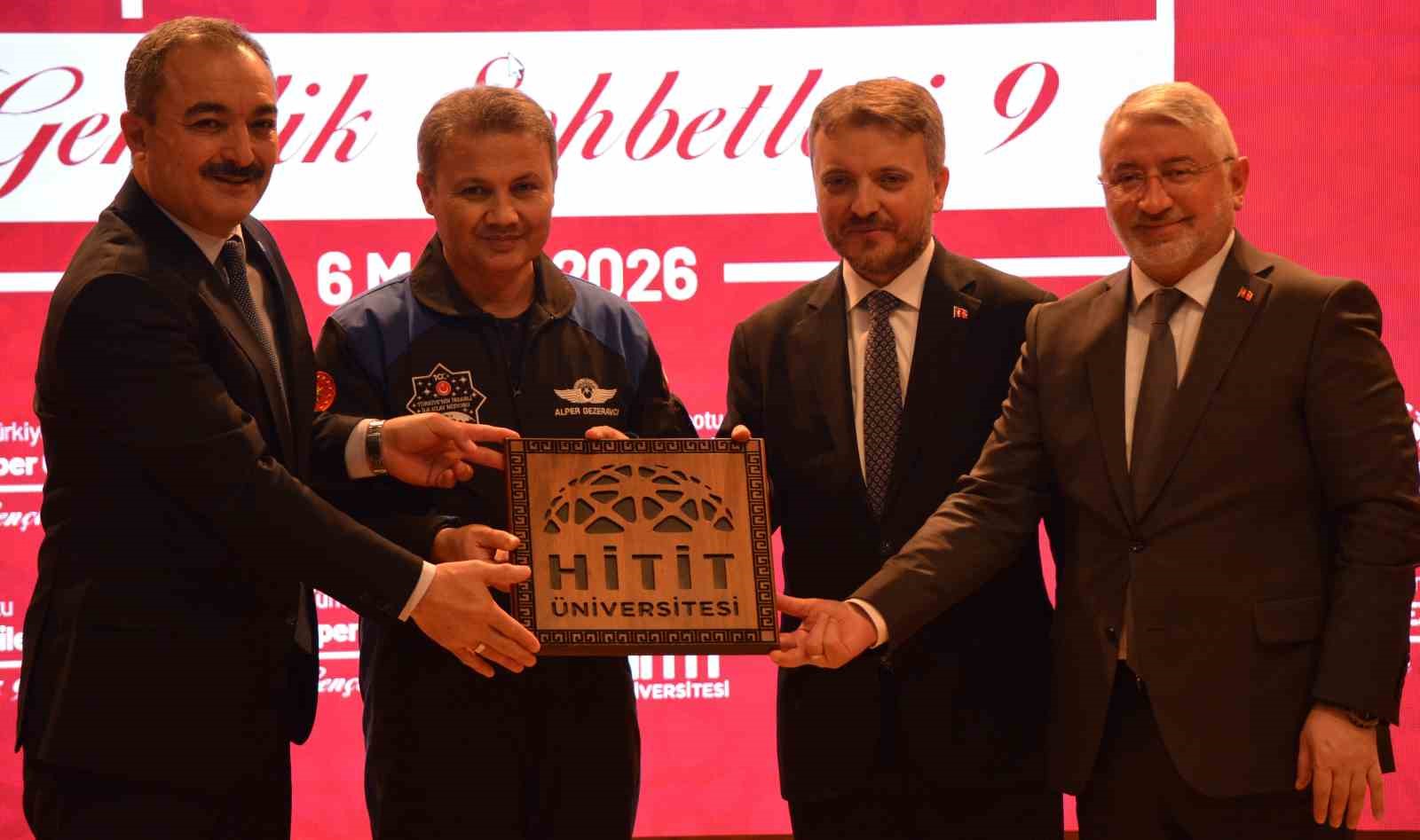 Astronot Alper Gezeravcı, üniversite öğrencileriyle buluştu