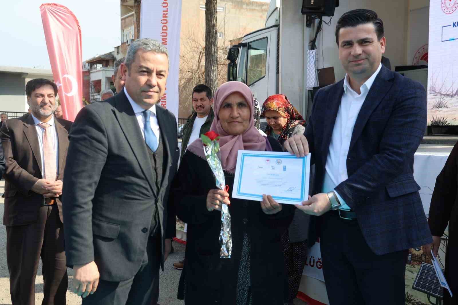 Adana’da konargöçer kadınlara taşınabilir enerji desteği