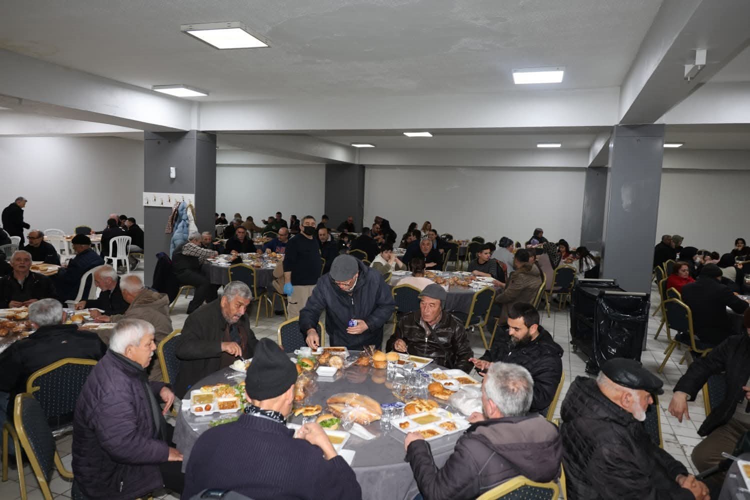 Kırıkkale Belediye Başkanı &Ouml;nal, vatandaşlarla iftar sofrasında buluştu
