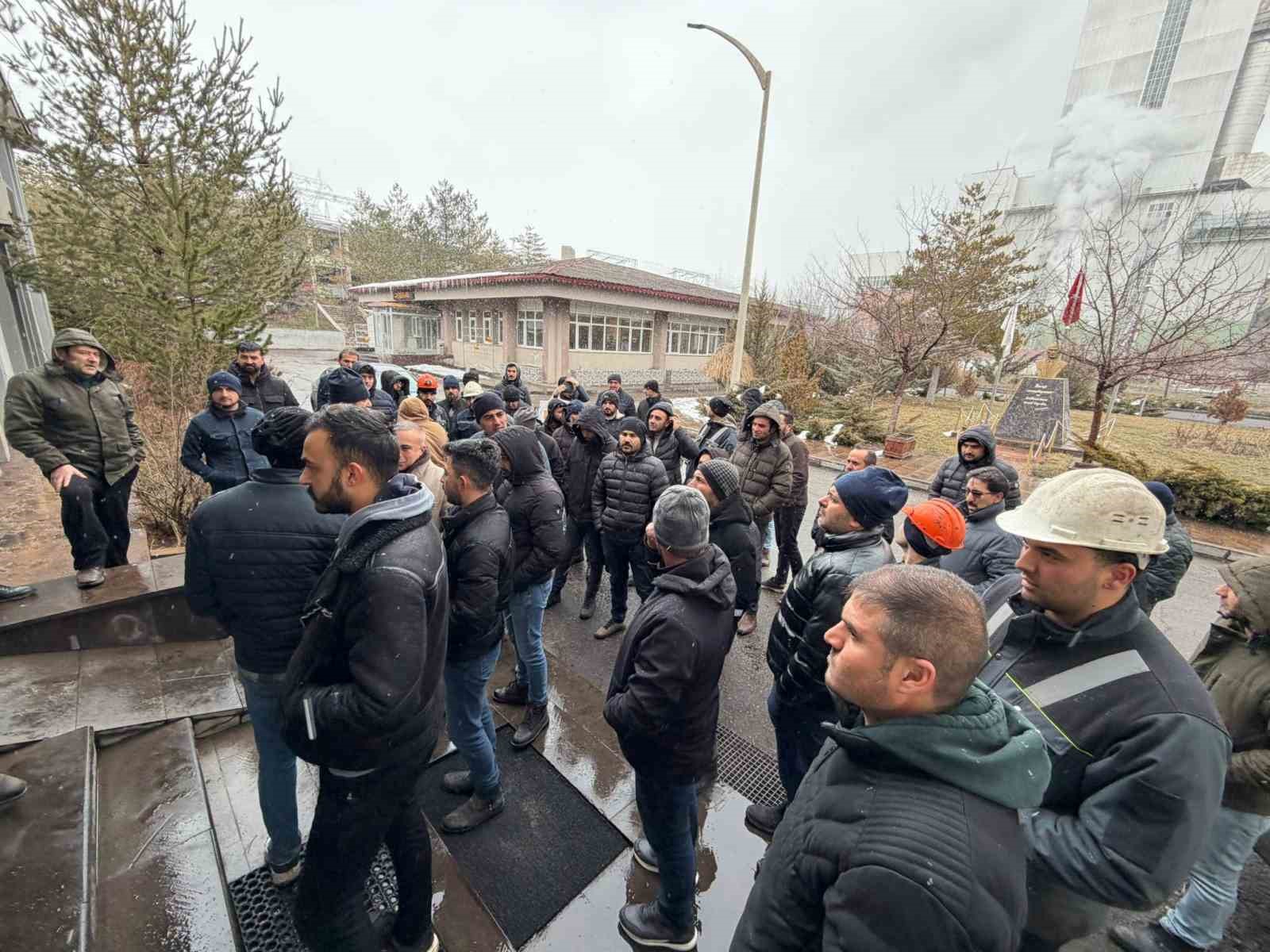 Maaşları &ouml;denmeyen termik santral iş&ccedil;ileri Ramazan ayında mağdur oldu
