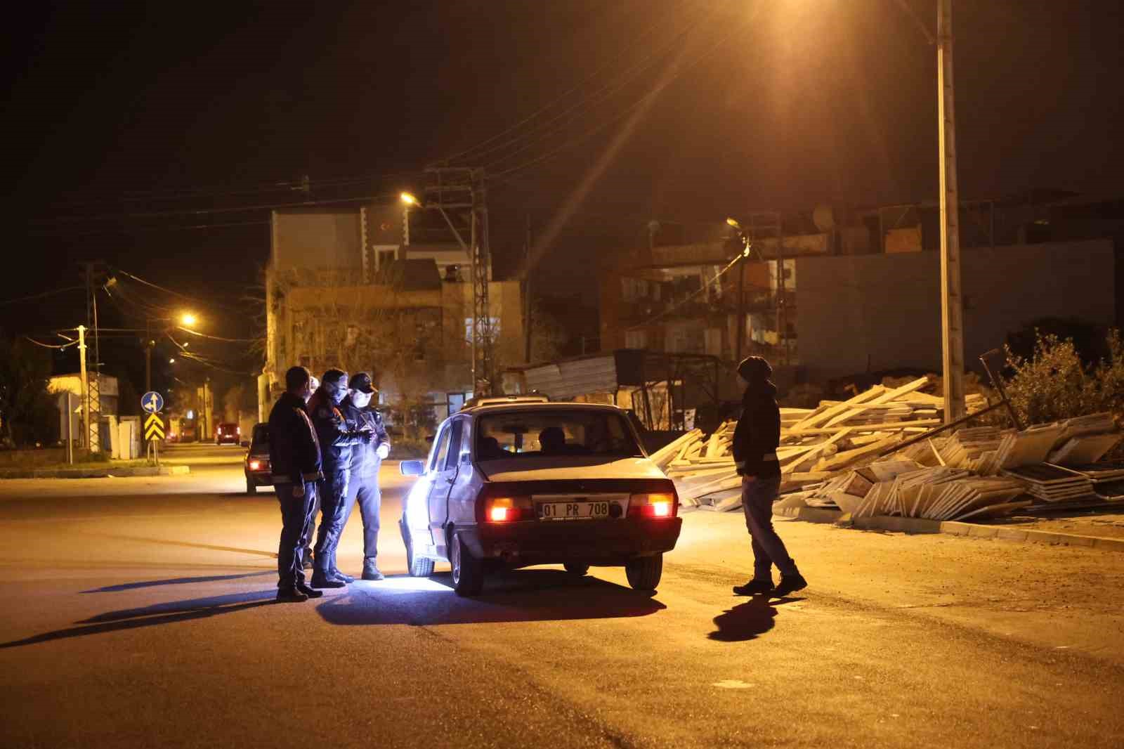 Kasksız s&uuml;r&uuml;c&uuml;den polise ilgin&ccedil; teklif: "Cezayı bana değil, plakaya yazın"

