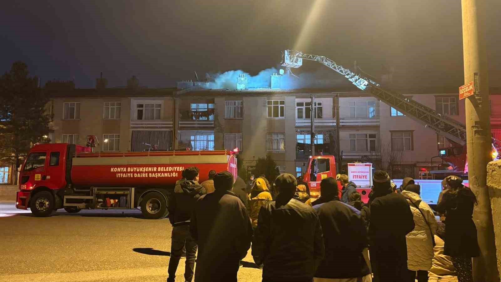 Konya&rsquo;da 3 katlı apartmanın &ccedil;atısında yangın paniği
