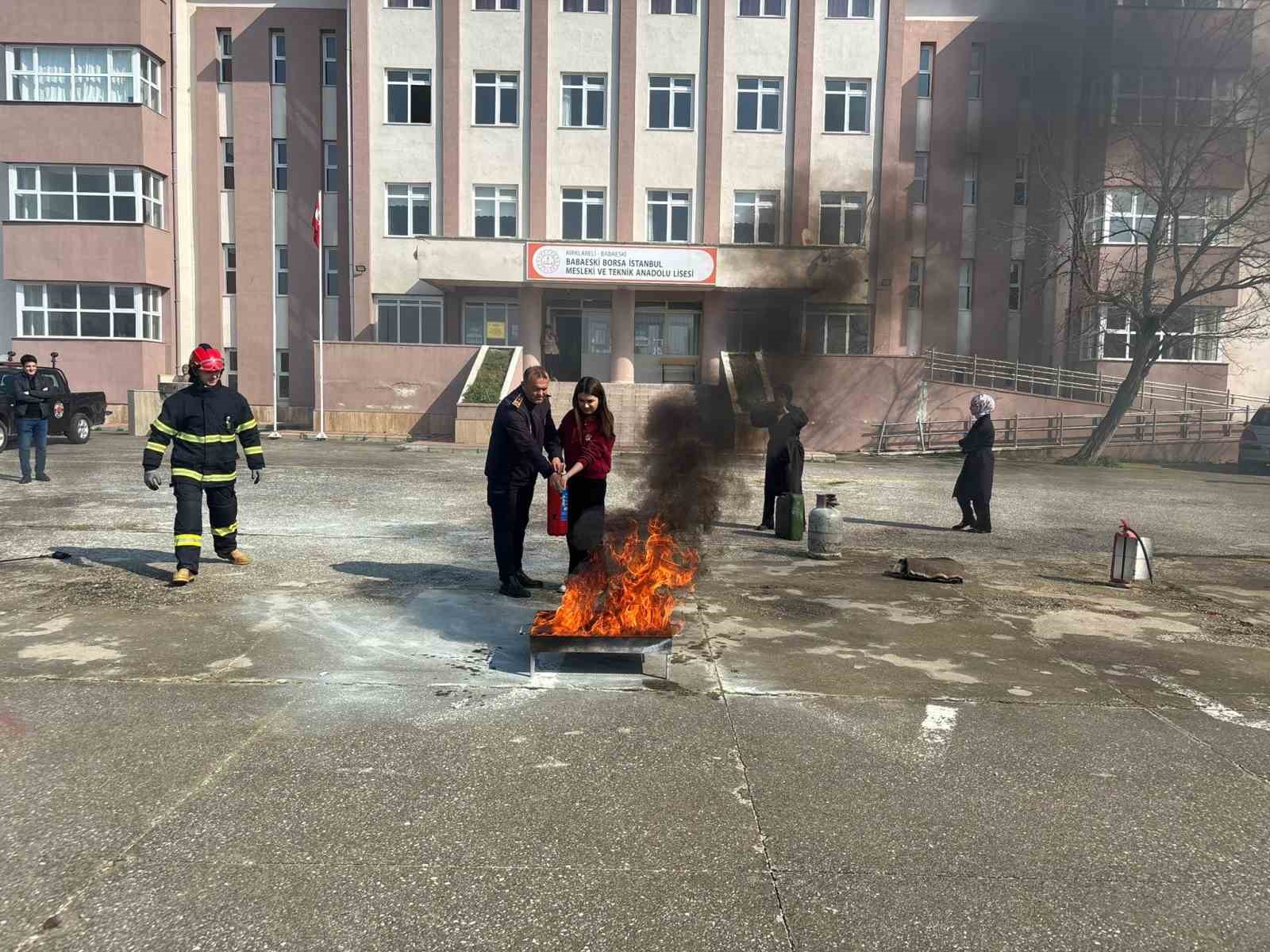 Babaeski&rsquo;de &ouml;ğrencilere deprem ve yangın eğitimi
